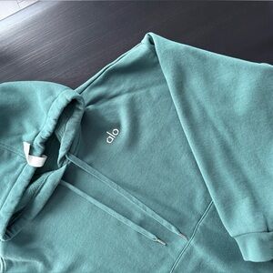 🌿 Alo Yoga Accolade Hoodie – Winter Ivy Medium